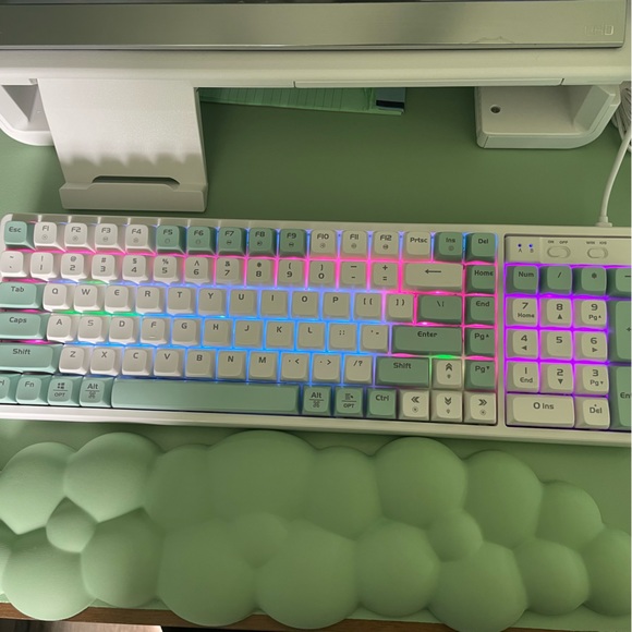 Light up keyboard - Picture 2 of 3